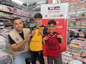 مشروع توزيع ملابس على أطفال غزة