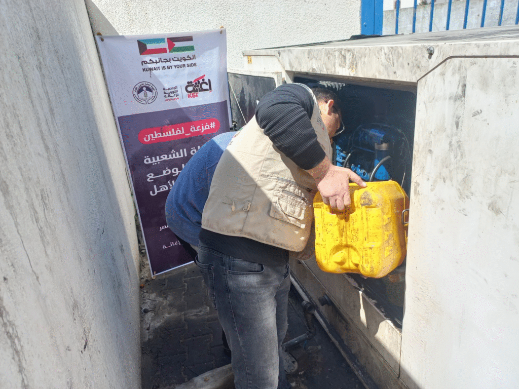 توزيع السولار لتشغيل آبار مياه شمال غزة بدعم من الحملة الشعبية الكويتية artboard 3