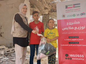 بسمة أمل وسط الركام – توزيع ملابس للأطفال المتضررين تحت شعار الكويت بجانبكم ♥
