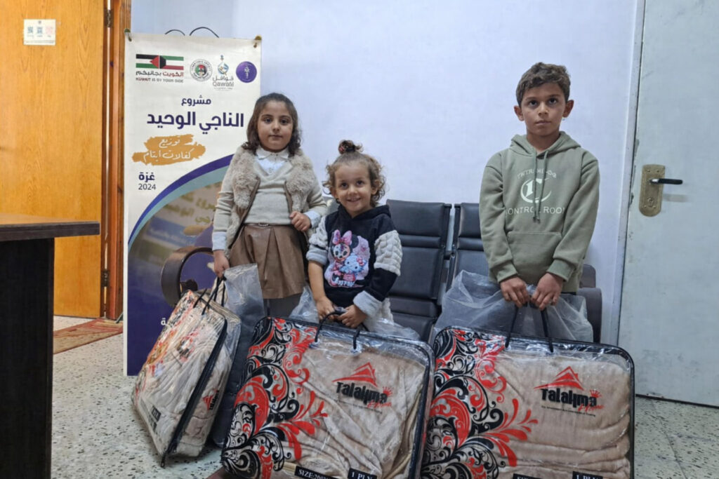 مشروع الناجي الوحيد توزيع حرامات على الأيتام2